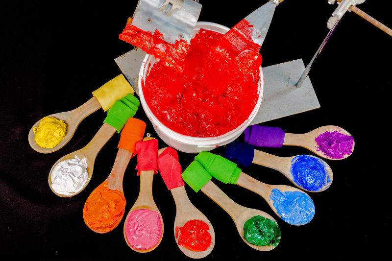 彩色的油漆在木勺上