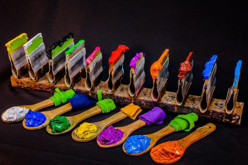 木勺上的各色漂亮油漆