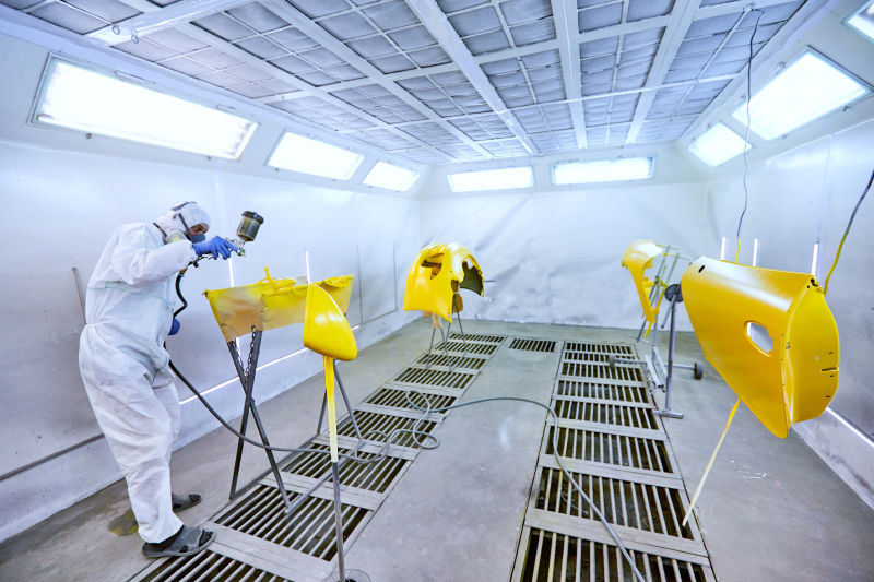 认真工作的汽车喷漆工人