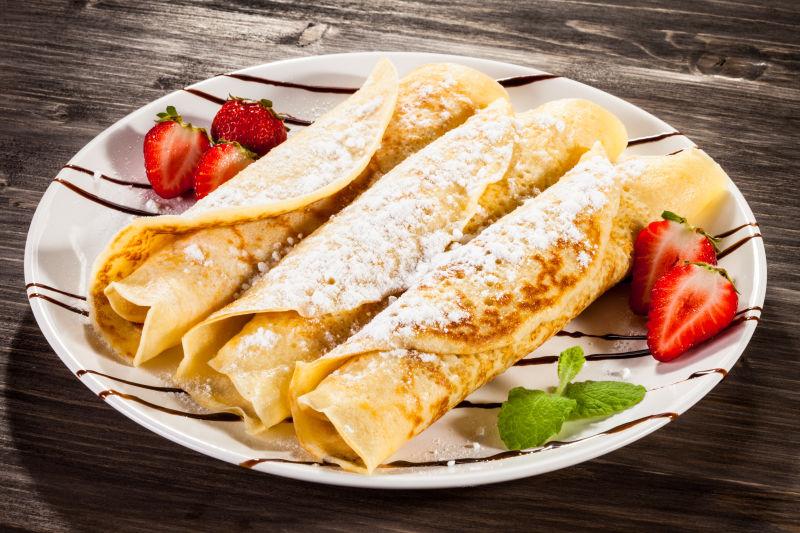 盘子里的草莓和煎饼