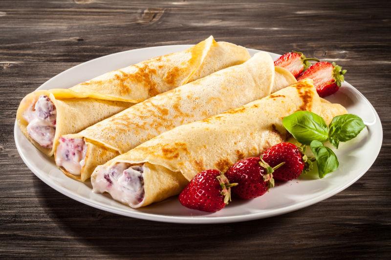 盘子里美味的水果煎饼