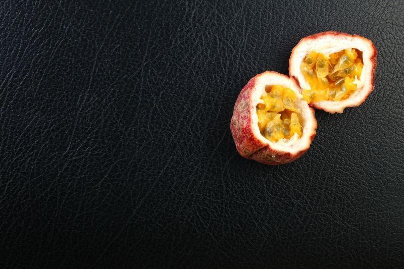 黑色背景上的西番莲