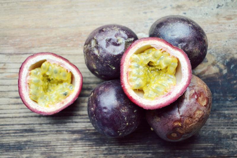 木桌上的奇异西番莲