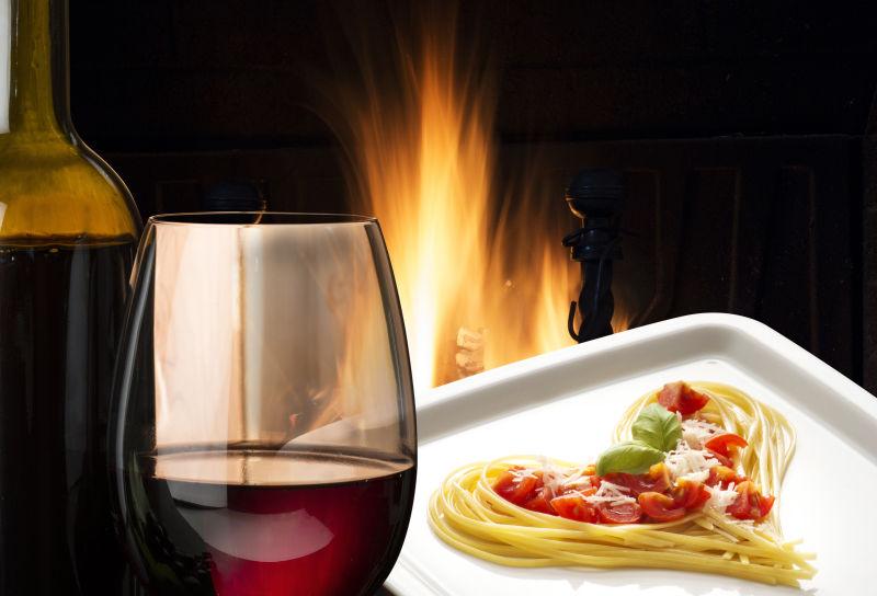 瓦伦蒂诺壁炉附近的晚餐