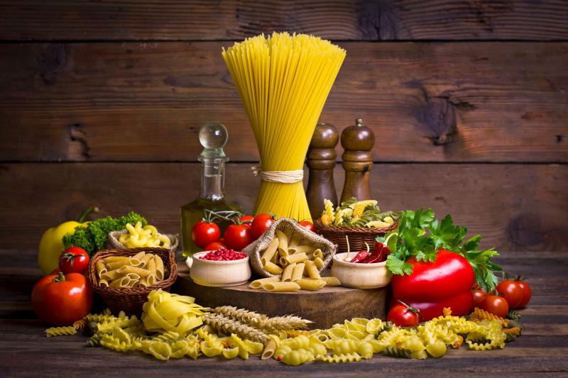 生面食和蔬菜的多样性