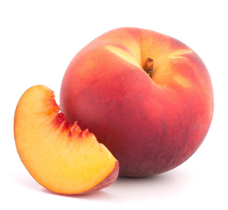 白色背景切碎的成熟桃果实