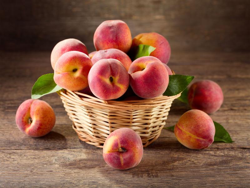 木桌上的新鲜桃子