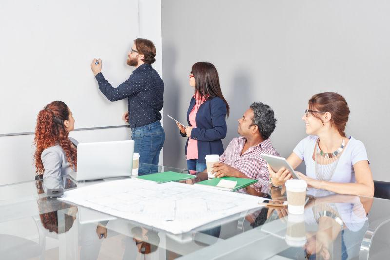 围坐的一起开会