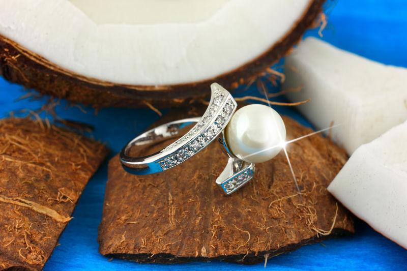 钻石戒指上的白色大珍珠