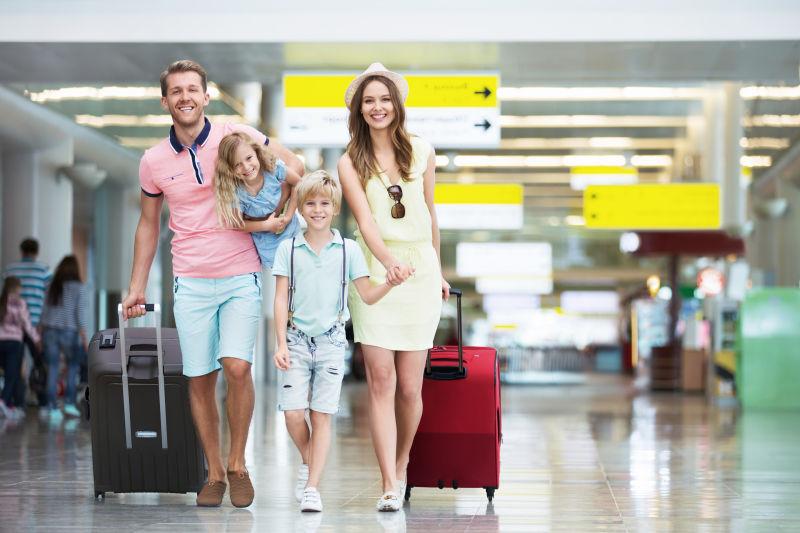 机场候车室带着行李和孩子的年轻夫妇
