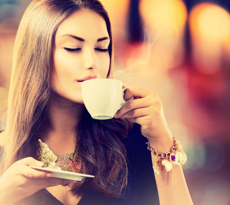 端着咖啡杯的性感女人