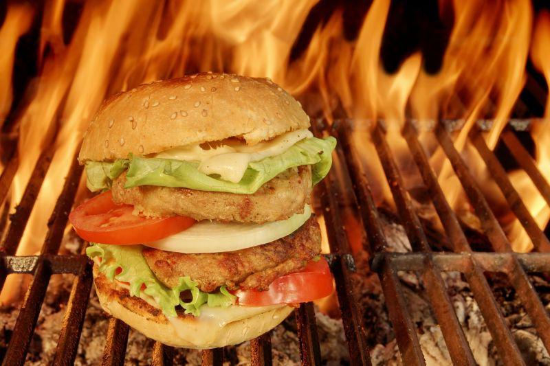 大型双层烤奶酪汉堡和背景火