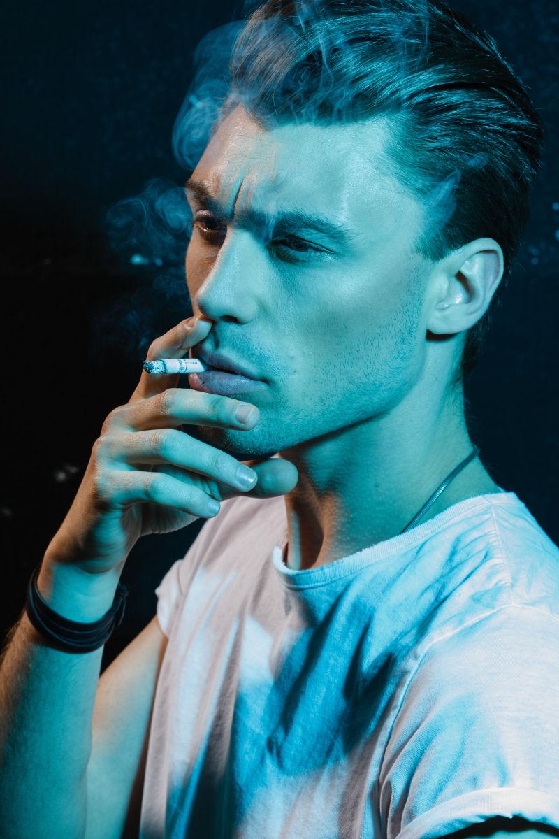 男人抽烟的样子图片图片