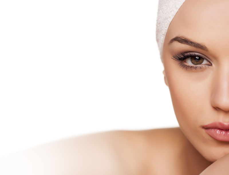 白色背景中年轻貌美的女人