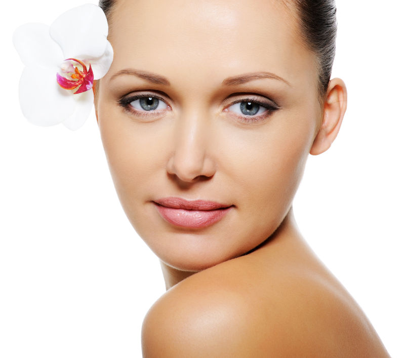 年轻的美女头上插着一朵白色鲜花