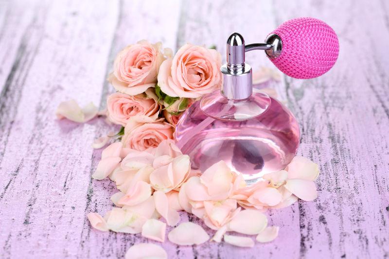 桌面上有花瓣的香水瓶
