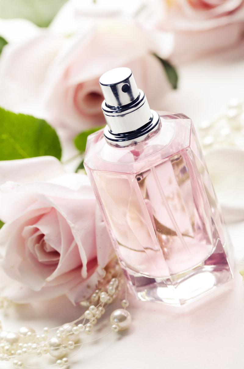 香水和鲜花图片 香水瓶和玫瑰花素材 高清图片 摄影照片 寻图免费打包下载