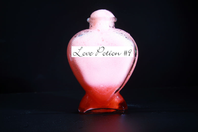 一个心形香水瓶