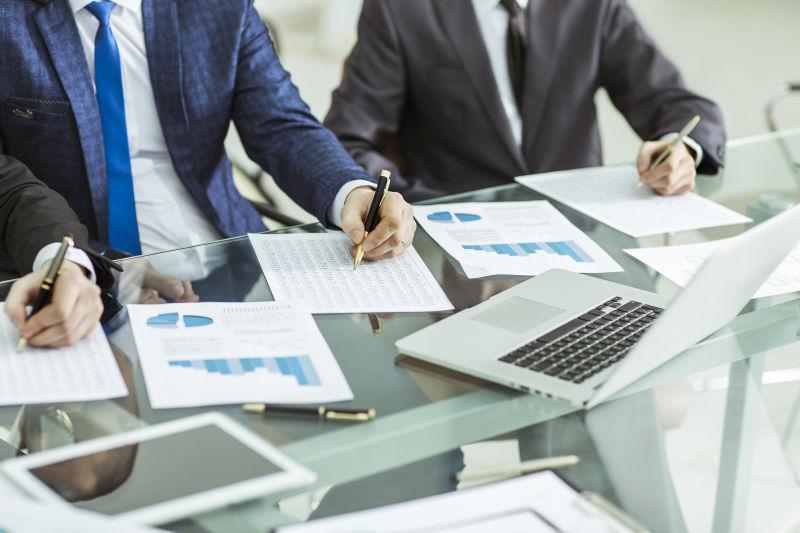 办公桌边分析数据的商人