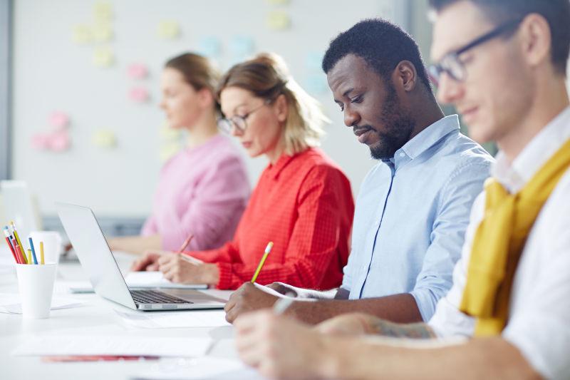 认真工作的商务团队