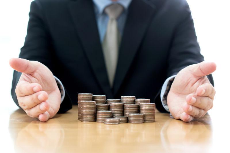 商人手之间的硬币