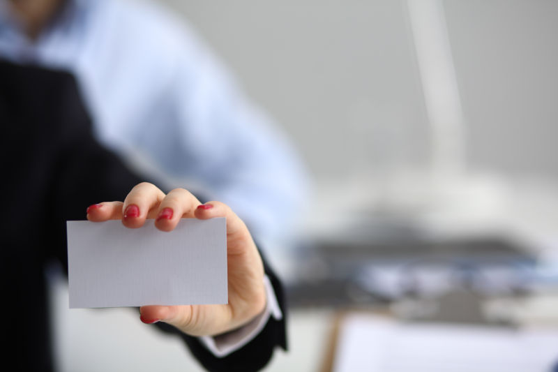拿着名片的商务人士