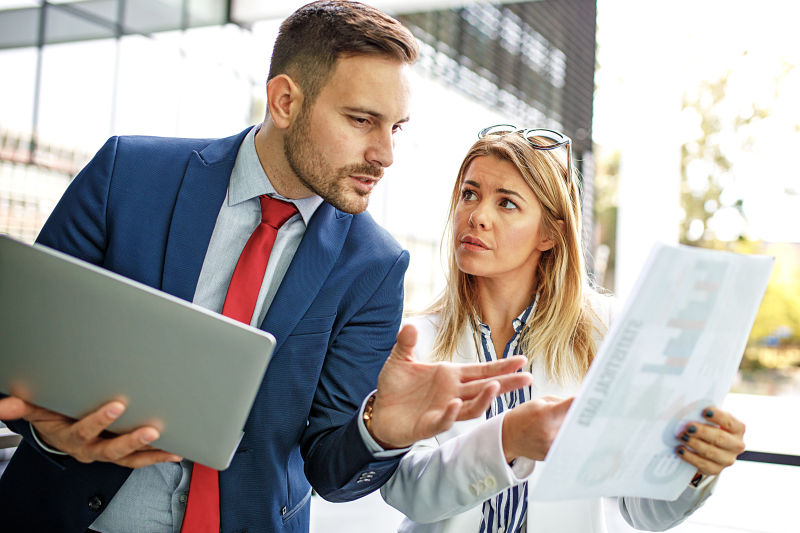 公司楼下讨论的两个职员