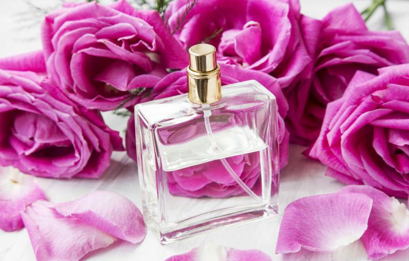 透明瓶装粉红色玫瑰花香香水