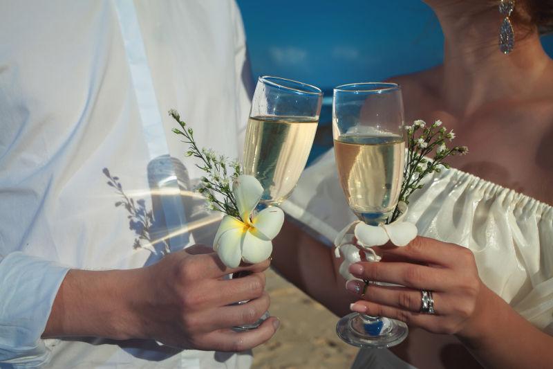 婚礼仪式一对夫妇拿着酒杯