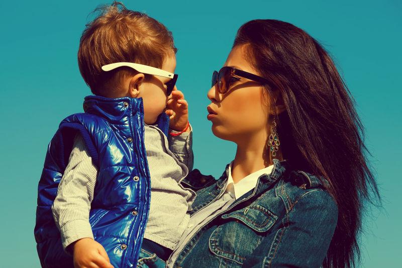 时尚男婴和母亲