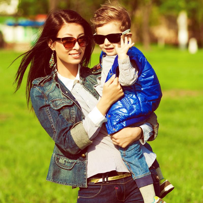 戴着眼镜时尚的母子