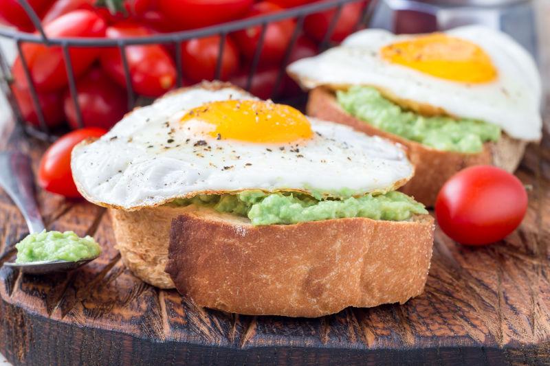 三明治上的煎蛋