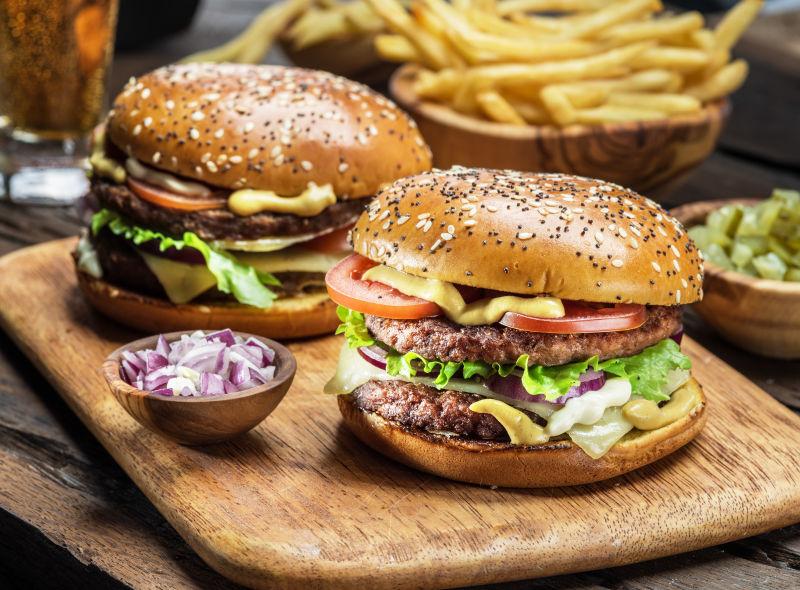 木盘子里的两个牛肉汉堡