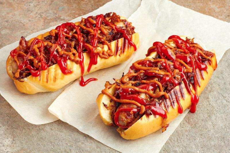 盘子里的美味热狗