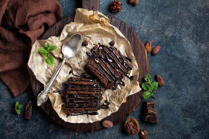 巧克力布朗尼蛋糕在黑色石桌上