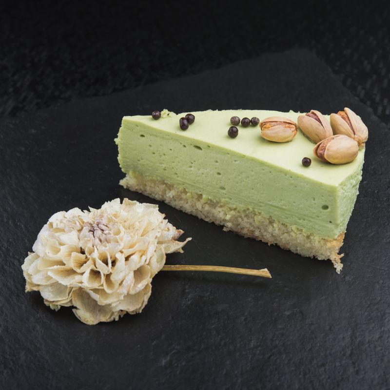 石板岩上美味的花生蛋糕