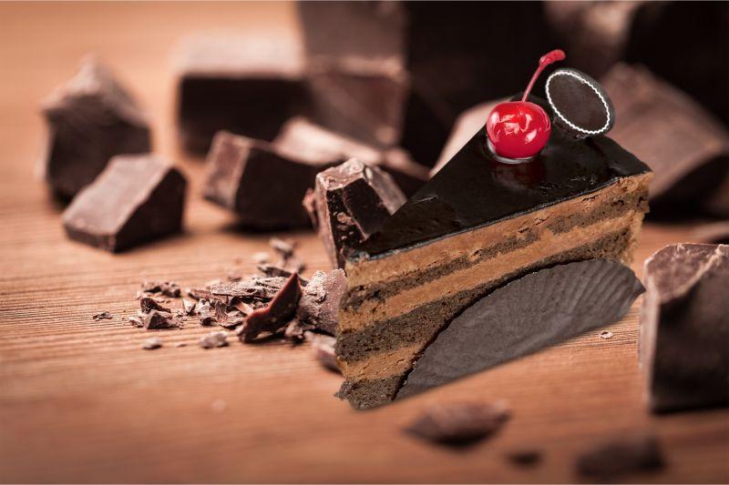 木桌上有美味巧克力蛋糕