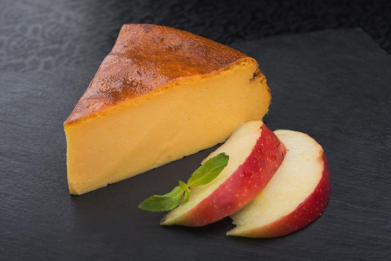 石板上美味的苹果蛋糕