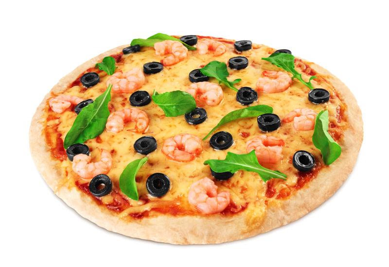 白色的背景中有虾仁橄榄和芝麻菜的比萨饼