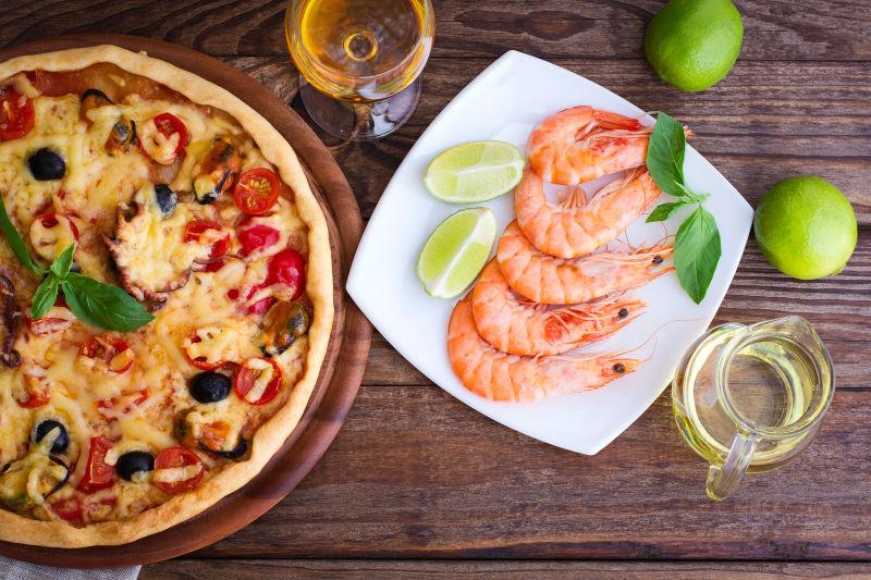 美味的新鲜比萨海鲜桌上的海鲜