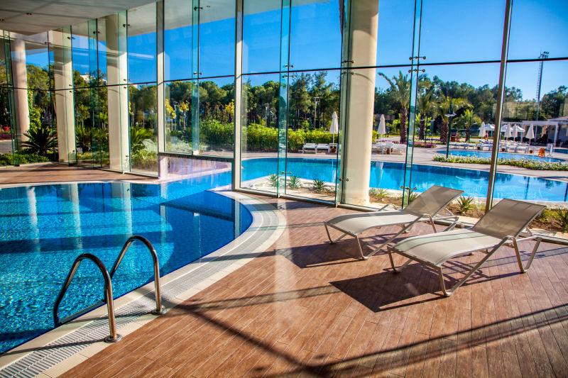 室内游泳池的日光浴床