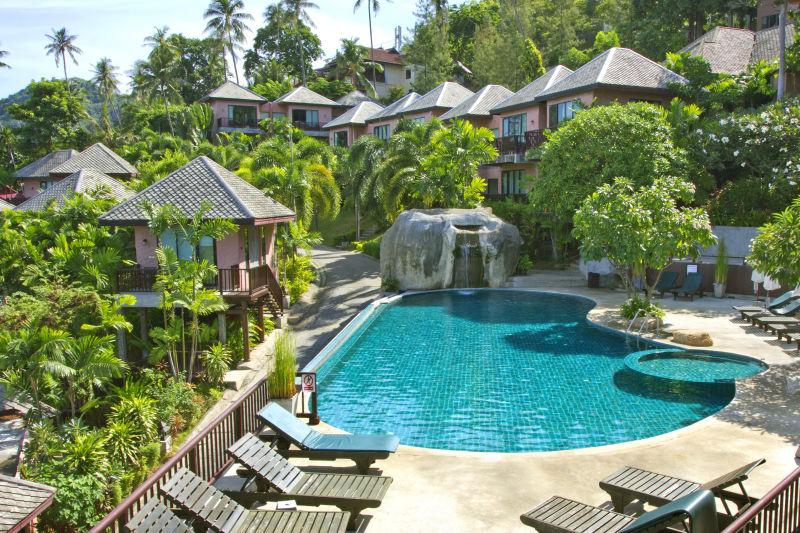 热带海滩美丽游泳池