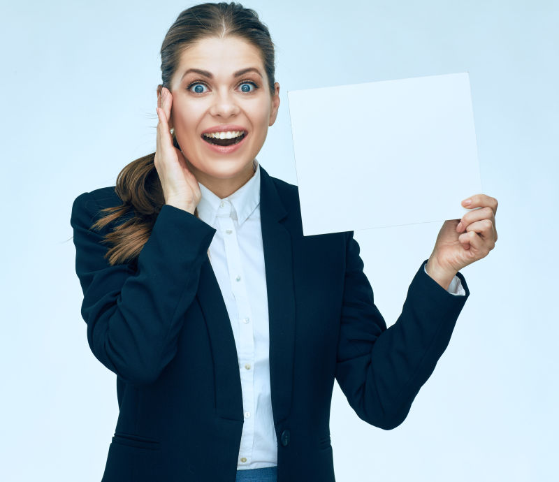 微笑的女商人拿着空白卡片