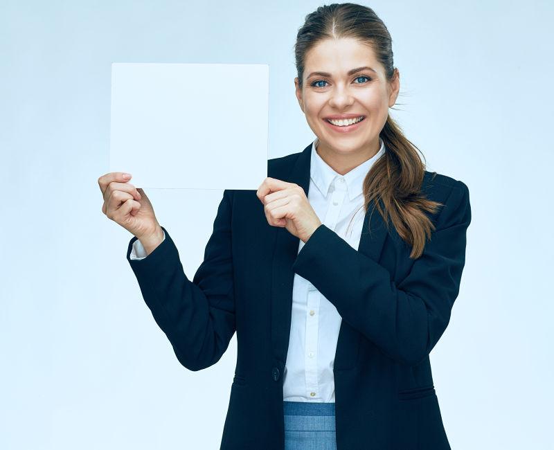 拿着白色卡片的女商人