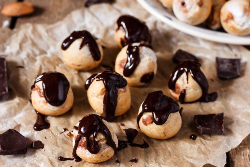 桌子上淋了巧克力的蛋糕甜点