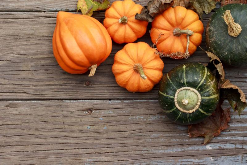 木板上的许多秋南瓜
