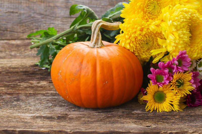 木制桌子上的橙黄南瓜