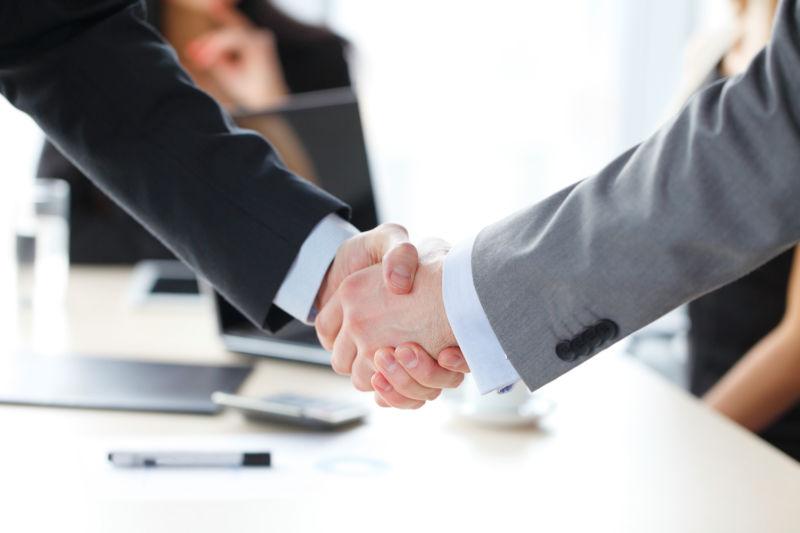 会议室里握手的男商人