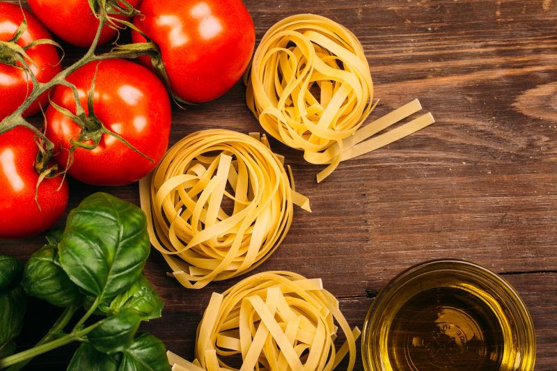 圆团意大利面和西红柿