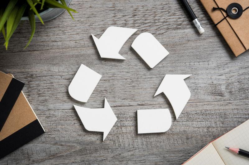 桌子上的环保标志